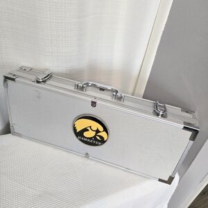 Iowa Hawkeye BBQ Set Hard Carrying Case 8 Utensils Unused Tailgate
